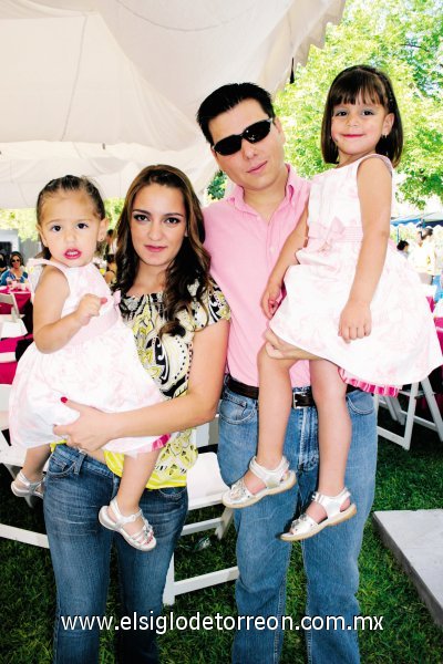 Doble diversión
Marlene Issa de Garnier y Luis Garnier con sus hijas Marlene y Marianne Issa Garnier.