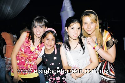 Bárbara Soto, Marcela Zambrano y Bárbara Blakely acompañando a la festejada.