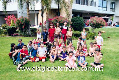 El festejado en compañía de sus primos y amigos del Montessori
