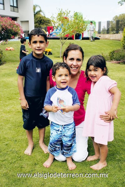 El festejado junto a su mamá Marcela Baille de Villalobos y sus hermanos Alberto y Ana María.
