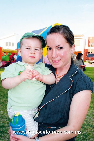 Claudia Valdés de Pérez con su hijo y Rodrigo.