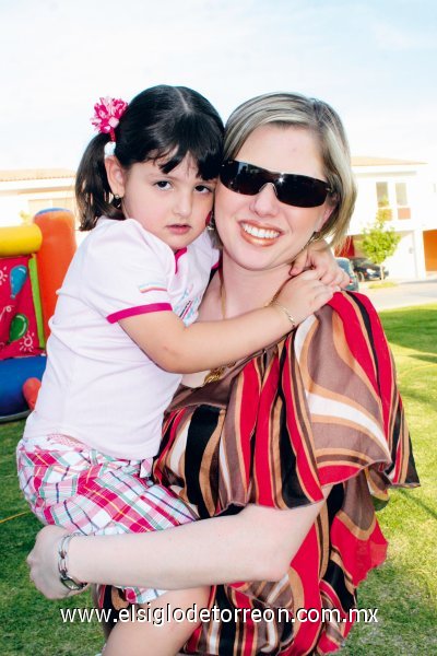 Keta Gómez Bonilla junto a su mamá Keta Bonilla de Gómez.