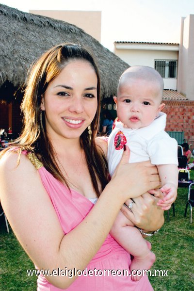 Ana Lorena García de Cárdenas con su hijo José Cárdenas García.