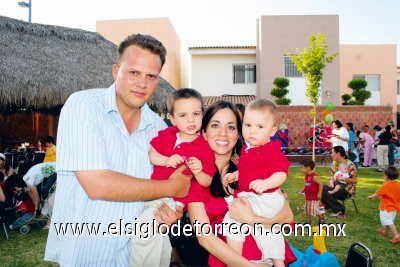 Gran festejo
Luis Genaro Torres y Ana Tere García junto a sus pequeños Luis y Daniel Torres García.