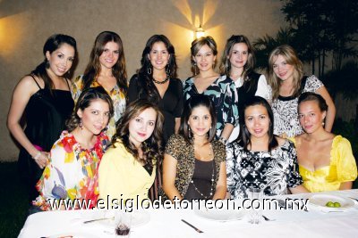 Espera una niña
Ale Castañeda de Albéniz, Karina Martínez de Ortiz, Gaby Díaz de León de Obeso, Any García de Gilio, Sandra Cabrera de Bitar, Maritere Martínez, Leslie Hernández de Rocha, Cynthia Saucedo de Herrera, Luzma Herrera de Nahle, Magda Navarro de Berlanga e Isabel Cobo de Cázares.