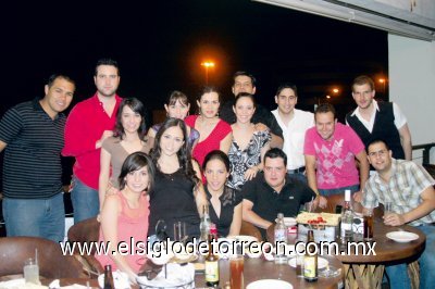 Lydia Martínez junto a todos sus invitados.