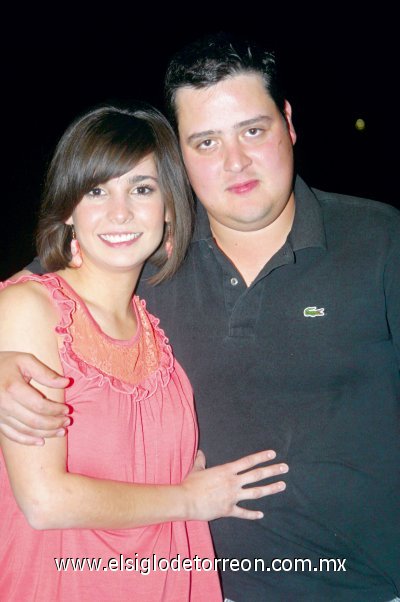 Celebra con sus amigas
Lydia y Alejandro Martínez.