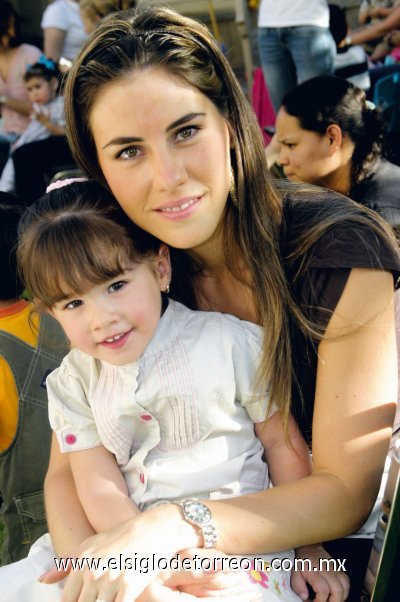 Ana Máynez de González con su hija Valentina González Máynez.
