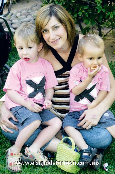 Valeria Russek de Villarreal con sus hijos Eugenio y Esteban Villarreal.