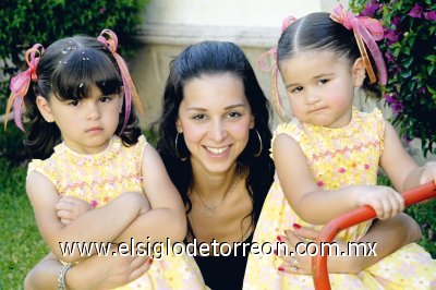 Jimena Limón de Chibli con sus hijas Camila y Mariam Chibli Limón.