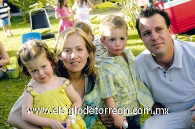 ¡Ya tienen 4 años!
Claudia González de Iriarte y Javier Iriarte con sus hijos Eloisa y Javier Iriarte González.