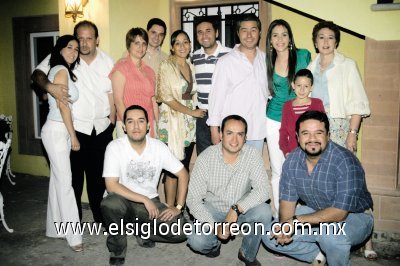¡Muchas Felicidades!
Víctor Moreno Rodríguez junto a su esposa Gaby Barrón de Moreno y demás invitados.