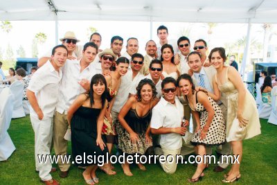 Amigos y amigas de los novios.