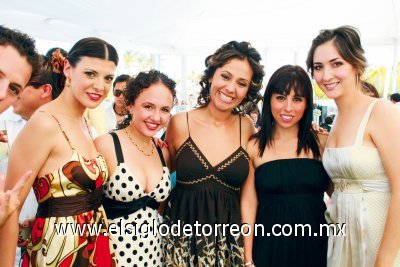 Brenda Casale, Gynna de la Garza, Cristy Robles, Mague Madero y Bárbara Muñoz de Luévanos.
