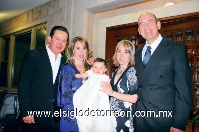 El pequeño Daniel junto a sus padrinos Bernardo Murillo Samper y Verónica Saracho de Murillo, así como sus padres Cristina Saracho de Batarse y Francisco Batarse Dieck.
