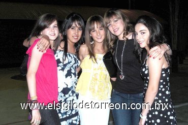 29042008
Tite, Andy, María, Saide y Magda, en una fiesta.