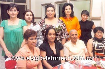 20042008
Brenda Cecilia Gutiérrez, acompañada de sus amigas en su despedida de soltera.