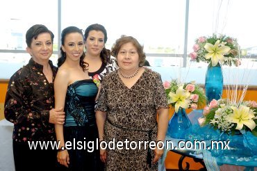 20042008
Susy acompañada de algunas de las organizadoras de su despedida, María Celia de la Fuente de Lazarín, Heidi Lazarín y Laura Espinoza de López.