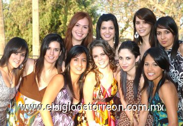 29042008
Alicia acompañada de un grupo de amigas, que la felicitaron por su próxima boda con Luis Guillermo Puente Moreno.