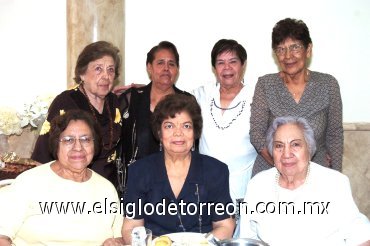 21042008
La señora María de Jesús Montellano en su cumpleaños, acompañada de sus amigas Rosita, Aurelia, Alicia, Amparito, Chayito y Cuquita.