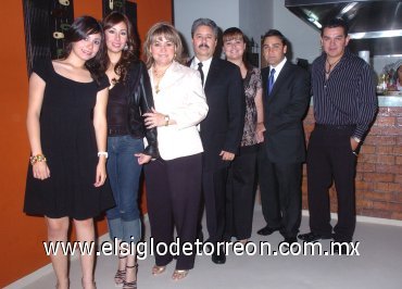 21042008
Paola Mendoza, Victoria Mendoza, Leticia Romo de Mendoza, Víctor Mendoza Montesinos, Karla de García, Marcelo García y Raúl Quintanilla en reciente acontecimiento social.