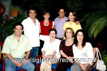 23042008
La familia de la festejada, Mauricio y Anelise, Luis, Heidi, Fernando, Tula, Connie y Concha.