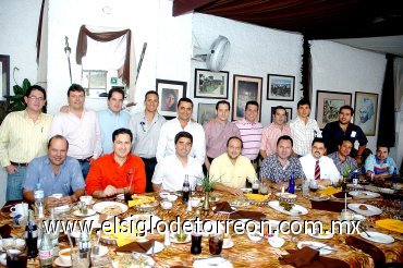23042008
Miembros del Club de Sembradores Amigos del Desierto, en su reunión mensual.