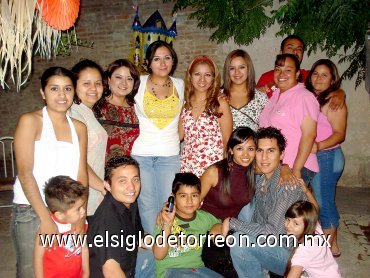 24042008
Angélica Alvarado y Enrique acompañados de sus primos en pasado festejo