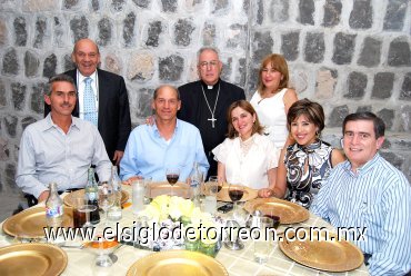 26042008
Eddy Murra, Juan Murra, Guillermo Murra, Cecy de Murra, Connie de Murra, señor obispo José Guadalupe Galván, Billy Siller y Verónica de Siller.