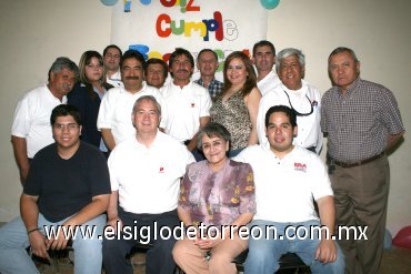 28042008
Un grupo de compañeros de oficina SIPSA, festejó a don Federico Echávarri.