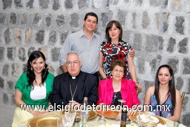 26042008
Raúl Lugo, Yolanda Nogueira de Lugo, Claudia Morales, señor obispo José Guadalupe Galván, Graciela Viesca de Nogueira y Alejandra Sandoval.