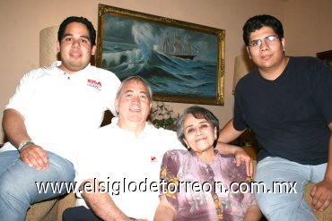 28042008
El señor Federico a lado de su esposa Guadalupe M. de Echavarría y sus hijos Jorge y Federico.