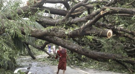 La ONU, Estados Unidos, la Unión Europea (UE) y otros países ofrecieron su ayuda a Birmania para auxiliar a las víctimas del ciclón, mientras las autoridades de ese país temen que la cifra de fallecidos se eleve.