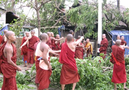 En las ciudades de Pegu, Irrawaddy, los estados Mon y Karen, así como la antigua capital del país, Rangún, zonas declaradas en estado de emergencia, la situación más alarmante la viven miles de familias que recorren la devastación en busca de alimentos.