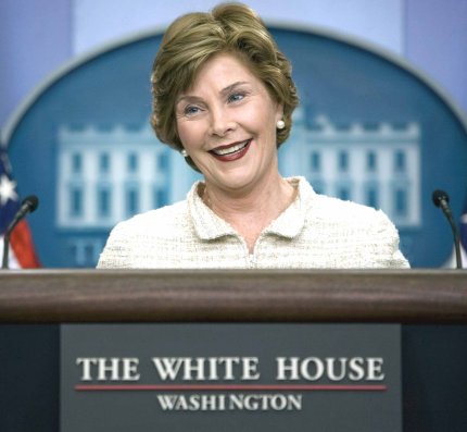 La esposa del presidente estadounidense, George W. Bush, señaló que EU., está preparado para proveer ayuda a través del equipo de respuesta a desastres y el suministro de productos de primera necesidad en cuanto el Gobierno birmano lo autorice.