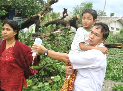 El meteoro arrancó los techos de centenares de viviendas, dañó hoteles, escuelas y hospitales en Yangon, la ciudad más grande de Myanmar, que quedó sin electricidad.