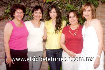 010525008
La novia con las organizadoras de esta despedida, María Elena de Bueno, Tony de Escamilla, July de Valenzuela y Paty de Cárdenas