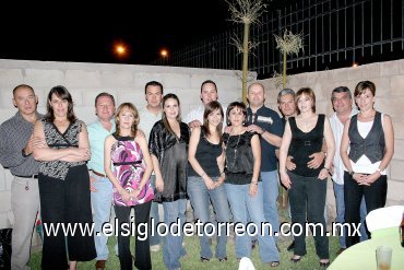 02052008
Luis y Carmen Wolff, Óscar y Oly Montaña, Pupo y Margarita Cabello, Rosy y Alfonso Cabello, Mauricio y Anelise Martínez, Charly y Lupita Gamboa, junto a los futuros esposos Gisela y Gerardo