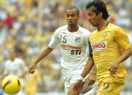 Santos se fue al frente buscando acercarse y pareció conseguir un gol en tiempo de reposición, de Kléber Boas, pero el árbitro argentino Héctor Baldasi lo anuló por un fuera de juego que al parecer no existió.