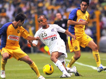 El jugador del Club Santos de Brasil Wesley Lopez  y Jose Antonio Castro e Ismael Rodriguez, del América de México disputan el balón en media cancha, pero nada pudieron los brasileños ante el cuadro de Coapa.