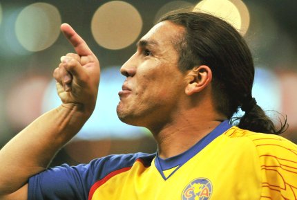 Cabañas, máximo goleador de la Libertadores en 2007, con diez tantos, luchó contra una dura defensa 'santista', pero le anotó en las únicas dos oportunidades que tuvo en el partido jugado en el estadio Azteca, lleno con 105 mil aficionados.