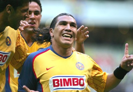 El delantero paraguayo Salvador Cabañas anotó los dos goles con los que el América venció por 2-0 al Santos de Brasil, en el cotejo de ida de su serie por los cuartos de final de la Copa Libertadores.