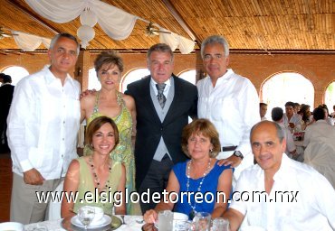 13052008
José Antonio Rodríguez Tolentino, Hilde de Rodríguez, Patricia Rivera de Rodríguez, Renán Rodríguez Tolentino, Vicky Tolentino de Hamdan, Joaquín Hamdan y Rafael Rodríguez Tolentino.