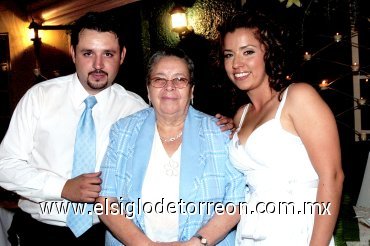 04052008
Miguel Ángel y Vero acompañados de doña Amalia Reveles