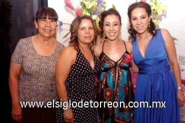 05052008
Gratos momentos pasó Tania acompañada de Hortensia Morales, Rosa Lilia de Posada y Karol de Ríos.