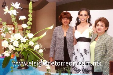 08052008
Penélope con las organizadoras de su depedida de soltera, señoras, María de Lourdes Barraza de Carrera y Tomy Martínez de Frías