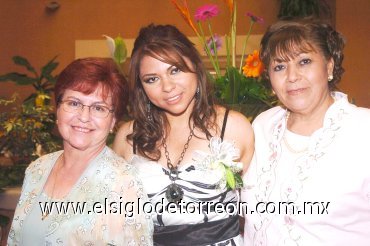 14052008
Sirius en la compañía de su mamá Oralia Valverde de Hernández y de su futura suegra Luz María Ortega viuda de González.
