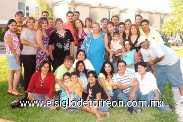 05052008
Laura Marín Márquez y Octavio Martínez Delgado, en la despedida de solteros que les ofrecieron familiares y amigos.