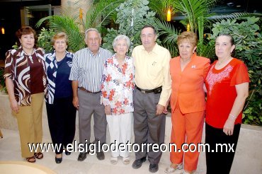 08052008
Doña Marina a lado de sus queridos hijos Hermila, Roberto, Marina, Ricardo, Patricia y Lucina Rosas Gonzáles