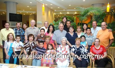 08052008
Numerosas felicitaciones recibió en su cumpleaños, doña Marina Cruz de Rojas quien estuvo acompañada de hijos, nietos y bisnietos.